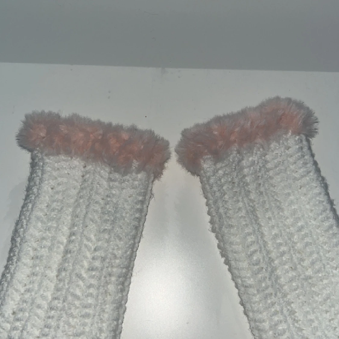 Vita handledsvärmare med fluff - 90