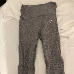 Träningsthights från gymshark  - Jättesköna träningsthights med scrunch från Gymshark. Säljer då jag har många andra liknande thights. Passar mig som brukar ha storlek 34/36. Skriv vid frågor❤️
