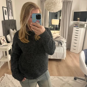 Grå stikad tröja  - Super fin och skön grå stikad tröja aldrig andvänd och då som ny utan defekter💕