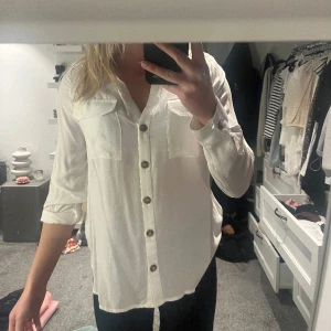 Skjorta - Skjorta från vero Moda. Aldrig använd. 