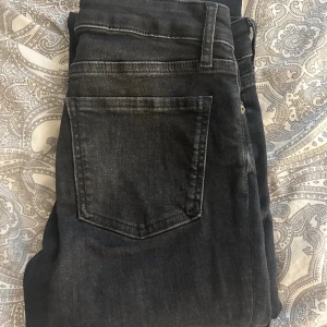 Zara jeans  - Svarta jeans från Zara i storlek 34, vet inte vilken modell, men dom är raka och lite vidare nedtill dock inte mycket.