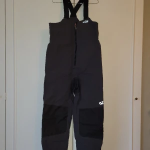 Gill seglarbyxor - Gill seglarbyxor i mycket fint skick. Använda ett fåtal gånger. Vind och vattentäta. Skriv för mer information.