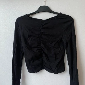 Långärmad tröja med scrunch - Tröja från zara. Med scrunch och tajt. Fint till fest elelr vardags! Använd fåtal gånger 