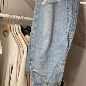 Straight jeans från bikbok, hål i båda knäna. Originalpr. 700kr. Aldrig använda. Storlek 31 längd 32