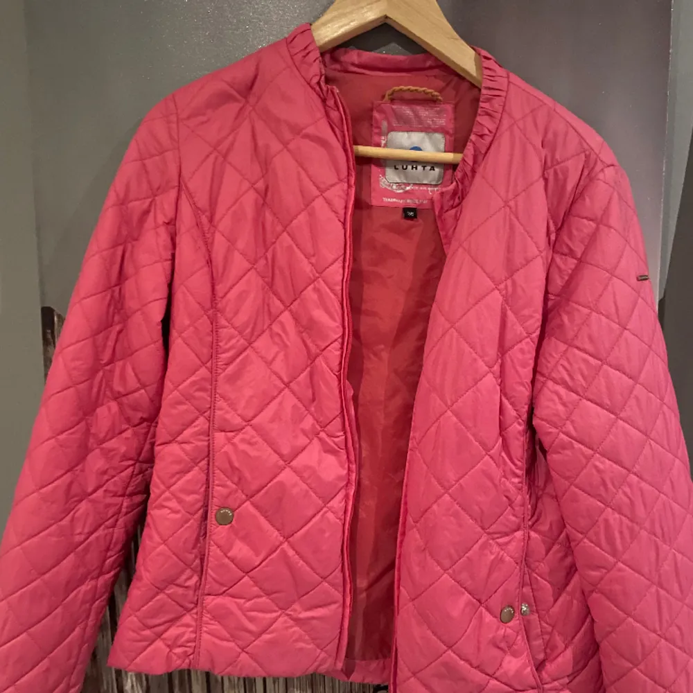 Super söt rosa jacka som inte kommer till användning då ja har för många jackor 💗passar S och M. Jackor.