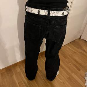 Svarta baggy jeans 💕slitna längst ner
