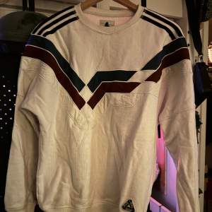 Adidas x Palace crew neck Riks-fet crewneck från den långtgående collaben mellan Adidas & Palace Skateboards.  Storlek L men sitter mer åt M-hållet, kan passa allt ifrån en S-L beroende på önskad fit.