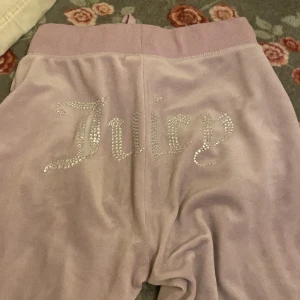 juicy byxor - lila juicy byxor kommer med prislapp alla diamanter är kvar