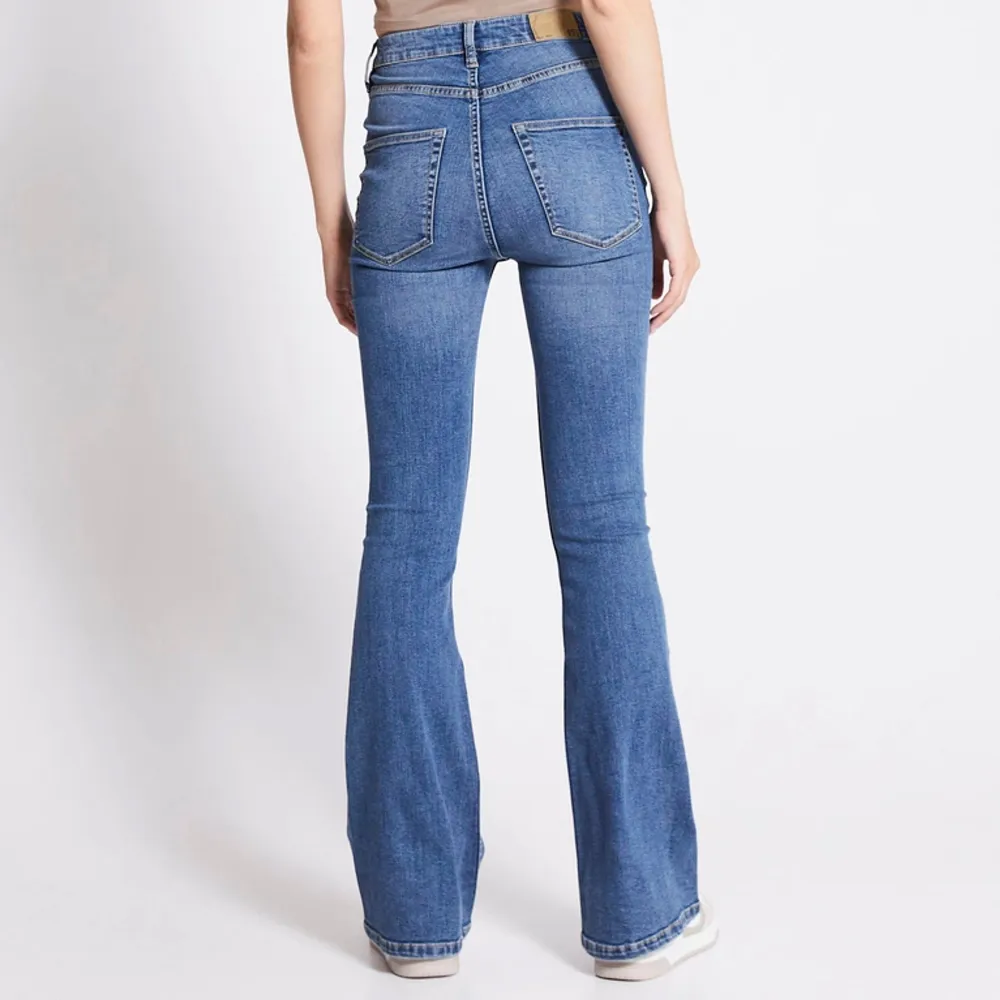 Snake flare jeans, superfina och stretchiga (M passar på folk med L)  Säljer pga de är för stora Använda 2ggr och i väldigt fint skick😚. Jeans & Byxor.