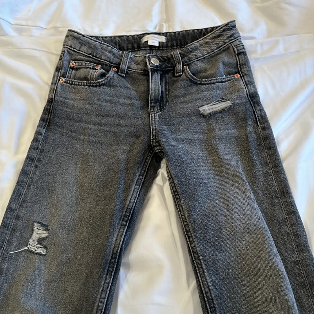  Grå straight jeans från GinaTricot i storlek 140. Jeans & Byxor.