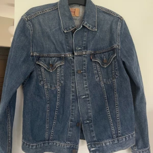 VINTAGE LEVIS JEANSJACKA  - Super snygg vintage jeansjacka från levi’s. Kommer ej till användning. Perfekt blå jeans färg!
