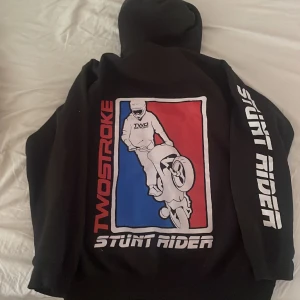 Twostroke stuntrider tröja - Nån liten fläck då jag kört mycket moppe med den i mina yngre dar! Skriv vid fler frågor eller bilder