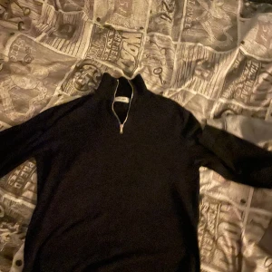 Half zip - Säljer denna half zip från Jack & Jones då den blivit för liten men tröjan är i ett riktigt bra skick. Storlek xs men passar s också.