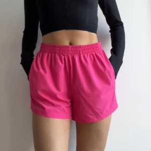 SHORTS - Träningsshorts i snyggaste rosa färgen och skönt material, endast använda en gång och i nyskick 🩷Köparen står för fraktkostnaden 🩷