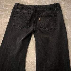 jätte fina lågmidjade alobha label jeans. använd fåtal gånger men känner att dom inte passar mig längre! små slitningar nertill på byxorna   (se bild 2). dem är långa på mig som är runt 165.  nypris 999kr använd gärna köp nu!💗