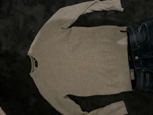 Tröja - Hej! Jag säljer denna feta tröja som är väldigt skön att ha på sig o passar även perfekt t jeansen jag säljer. 