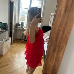 Volang klänning  - Säljer nu en super fin och unik volang klänning! Den är i stolek M men passar även S!  Den är köpt i USA så det är inget speciellt märke i ☺️pris kan diskuteras! 