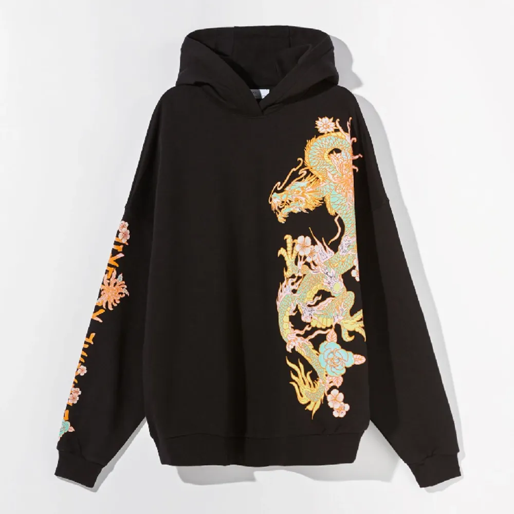 Skön oversized hoodie från Bershka med tryck på framsidan, armen och luvan. Säljer då den inte längre kommer till användning. Pris kan diskuteras 💞. Hoodies.