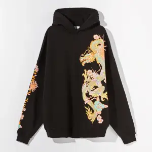Skön oversized hoodie från Bershka med tryck på framsidan, armen och luvan. Säljer då den inte längre kommer till användning. Pris kan diskuteras 💞