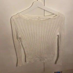 Kabelstickad tröja  - Tunn, vit stickad tröja, använd få gånger