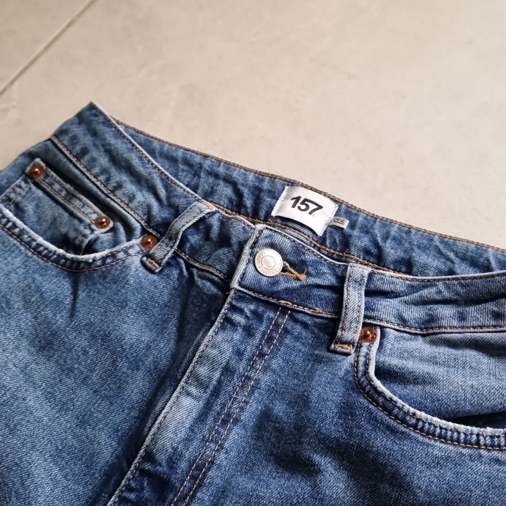 Ett par sköna och snygga jeans men litet handgjort broderi (Se bild 3) på baksidan. Inga skador eller fläckar. Använt okej mycket men blev sedan för små för mig.. Jeans & Byxor.