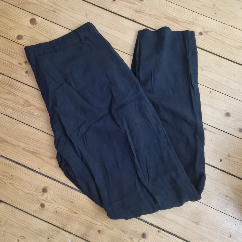 Svarta linnebyxor, använda 2 ggr.. Jeans & Byxor.