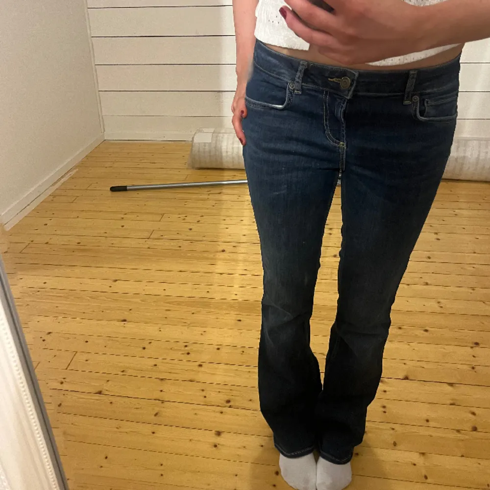 Assnygga bootcut jeans från zara!! i samma modell som jeansen i föregående annons. Säljer då jag har för många jeans💕 de är använda en gång så också i superbra skick🙏🏼😊. Jeans & Byxor.