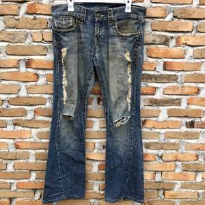Feta Flared tornado mart jeans med nitar/studs. Säljer billigare om du köper snabbt för är i need of money😭🙏 ytterben 104cm midja 44,5cm  Passar typ mig som är 186cm dom är lite för korta. Därför säljer jag. 