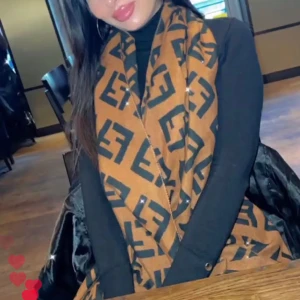 Fendi halsduk/scarf/poncho - Kan också användas som filt
