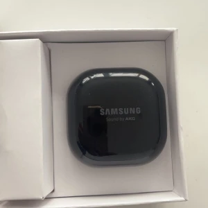 Hörlurar  - Helt nya Samsung galaxy Buds Live , i nytt skick. skriv vid intresse 👌