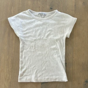 Zara t-shirt - Använd cirka 3 gånger 