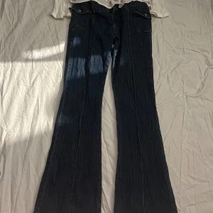 Flarejeans Brandy Melville   - Super fina jeans från Brandy Melville, köpa i Rom. Endast använd 1 gång. Perfekta till allt!   