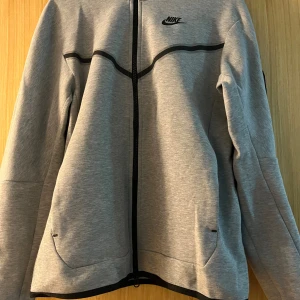 Nike tech fleece - Nike tech fleece  Bra ny skcik  Sparsamt använt  Storlek S