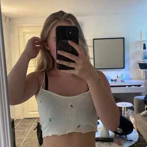 Linne - Ett linne från beshka aldrig använt broderade blommor på