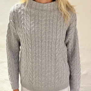 Stickat tröja - Grå stickat tröja från Mango, knappt använd😍