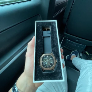 Klein Rosé gold and black automatiskt  - En helt ny Klein klocka i rosé gold och svart, har inte äns tagit av skyddsplasten. Automatisk.