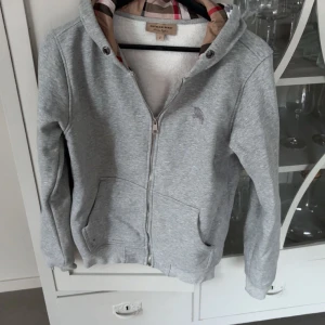 Burberry Zip - Fin zip passar till dom flesta outfitsen storlek S 