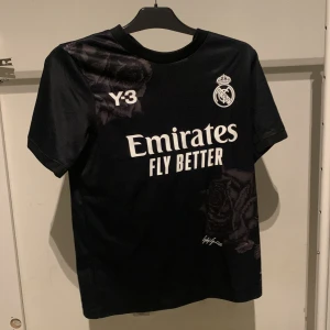 Real madrid T-shirt  - Riktigt snygg. Sitter skönt och skön material. Passar nästan varje outfit eller bara skönt att ha nu på sommaren