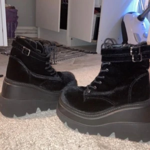 Demonia plattform skor - Demonia plattform skor, storlek 38. Använt en gång, är i bra skick.