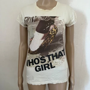 T-shirt leopard sko - Lite missfärgat i halsringen, inte testat fläcktvätta/vittvätta.