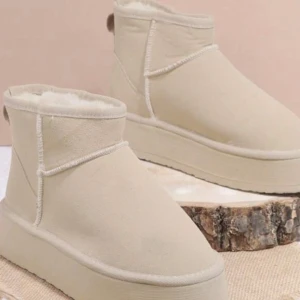 Uggs - Supersnygga Uggsliknande skor i strl 36 endast använda fåtal gånger. Har stor rensning på gång och dessa kommer ej till användning. 🥰 några små fläckar här och var men de går säkert bort med lite kärlek. Pris går att diskutera 