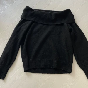 Stickad tröja  - En super trendig stickad tröja från VERA MODA. Passar hur bra som helst till hösten. Off shoulder utan några defekter.