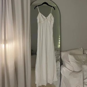 Vit maxi kläning - Vit maxi kläning från Princess Polly. Aldrig använt. 