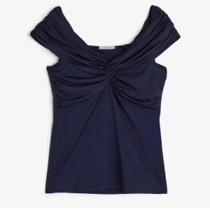 Festtopp💓💓 - Slutsåld off shoulder topp från H&M, perfekt till finare tillfällen!!💋💋