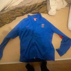 Psg zipp hoodie - Säljer min psg zipp tröja köpt direkt från Paris bra skick, pris kan diskuteras så de bara att skriva! Nypris 1200. Ett byte funkar även så de bara att meddela mig.