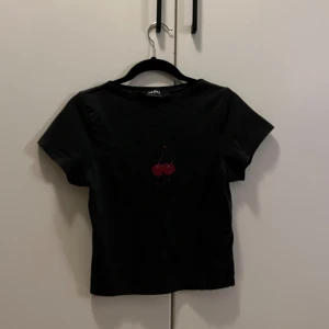 T-shirt  - T-shirt med körsbär. Aldrig använt. 