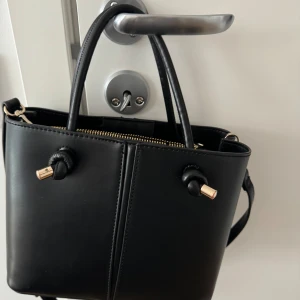 Väska  - En underbar väska som får plats med allt, rymlig med en inre fördelare som är även ett fack.