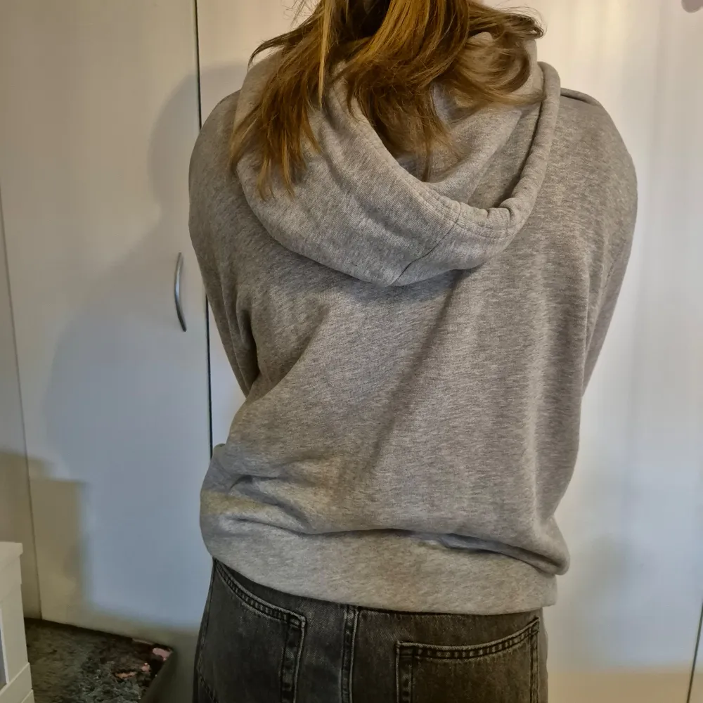 Grå Levis hoddie i bra kvalitet och gratis frakt. Hoodies.