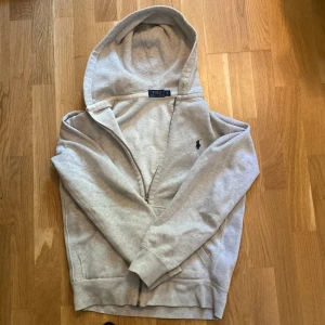 polo ralph lauren tröja - Bra skick förutom att jag har dragit ut snörena för jag tyckte att det var snyggare. 