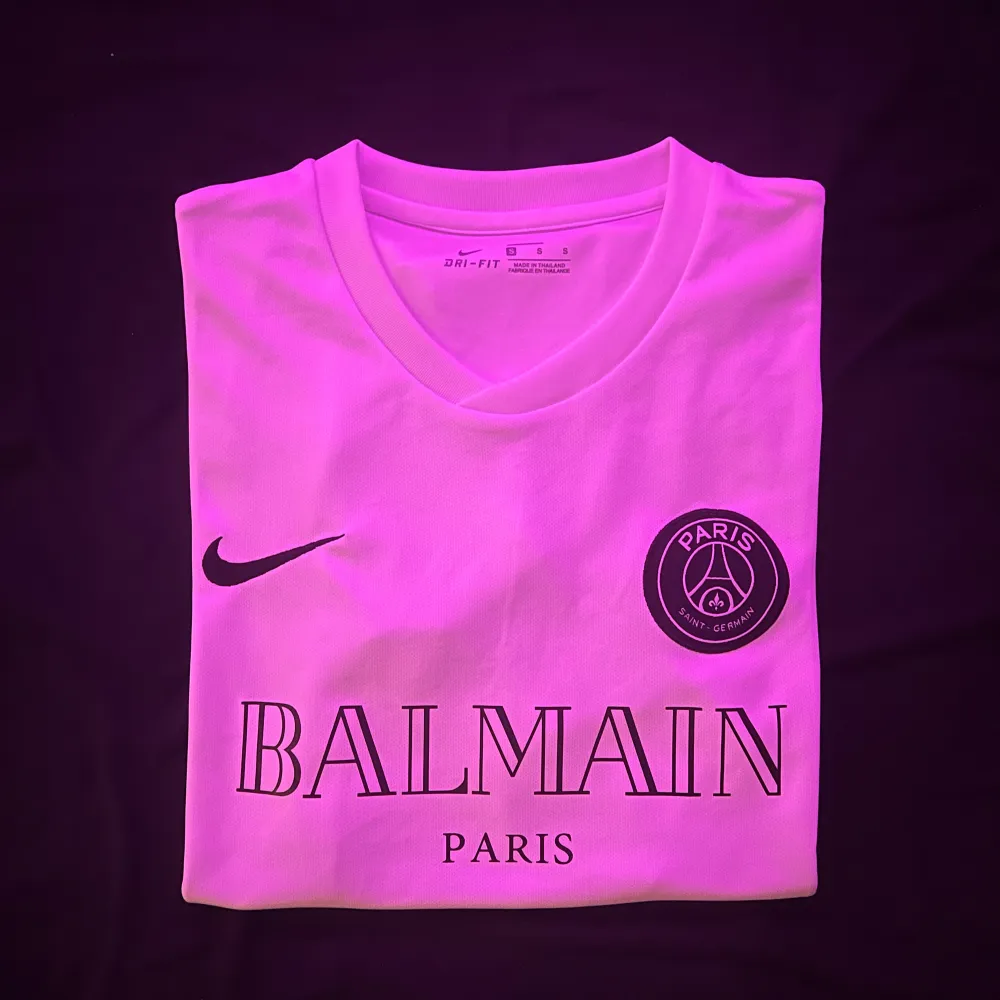 Säljer denna feta PSG fotbollströja ⚪️ Endast använd ett fåtal gånger under sommaren. Skriv i DM vid frågor och funderingar 📝. T-shirts.